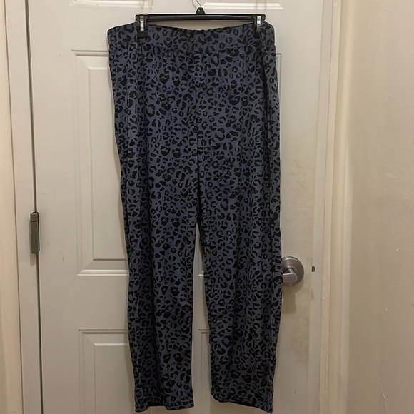 ATHLETIC WORKS:NWOT; Women’s Size 2X grey/black leopard print joggers set. - Picture 4 of 6